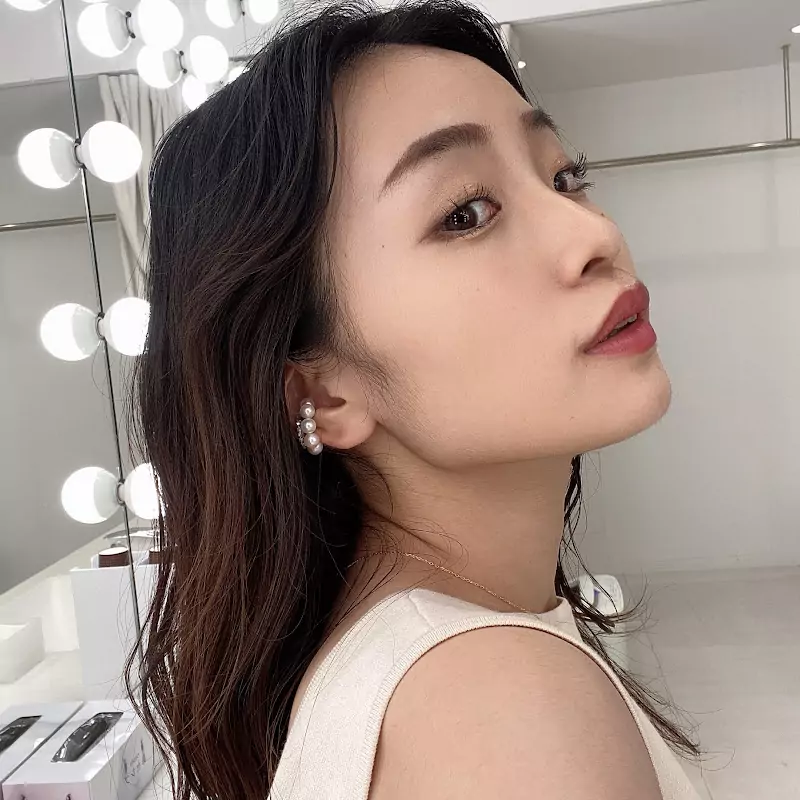 Facial cosmetic surgery-grade makeup , Miyu.